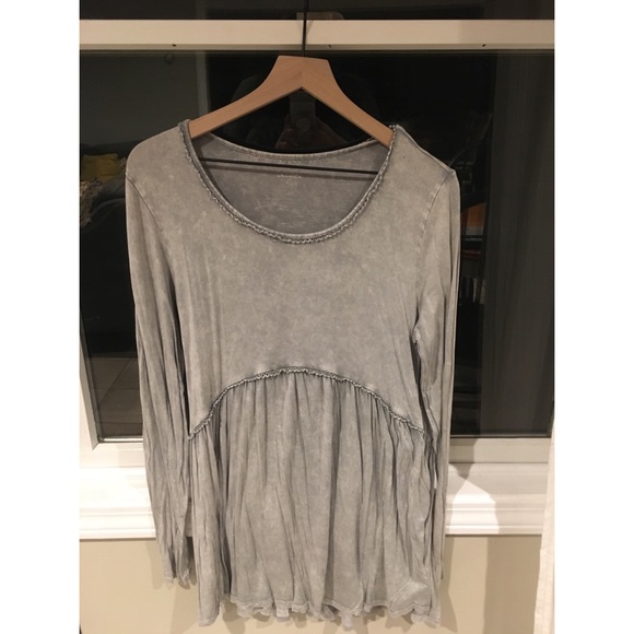 Francesca's Collections Tops - Beautiful grey top!